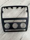Grila - Rama consola bord navigatie-dvd player Skoda Octavia 2