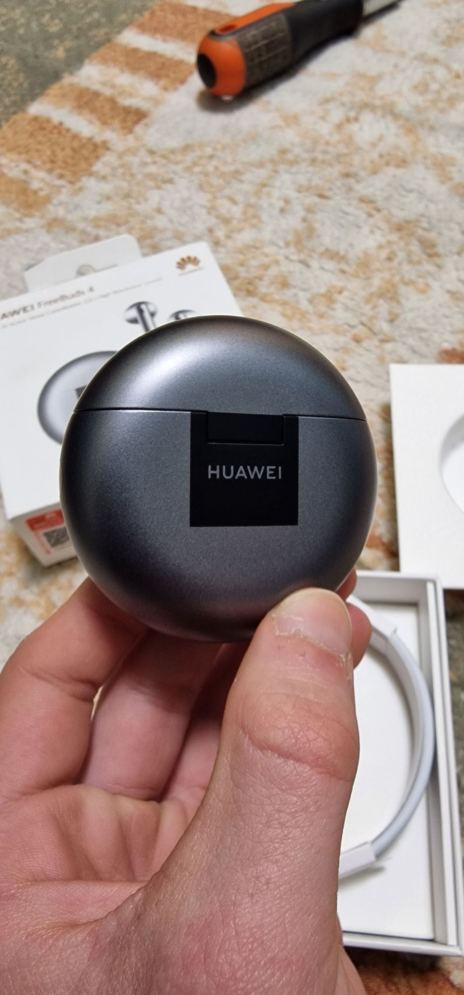 Căști Huawei FreeBuds 4, purtate puțin, condiție și sunet excelente.