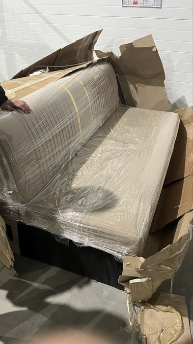 Диван с повреждением