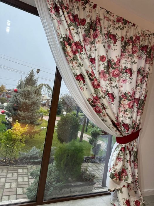 Perdele,draperii si o galerie