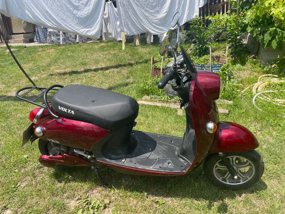 Scuter electric culoare roșie