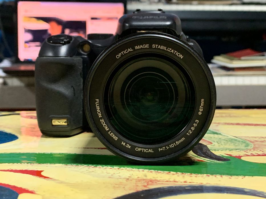 Fujifilm S200EXR 12 MP Мегапиксела 14.3 x Super Zoom Digital Camera