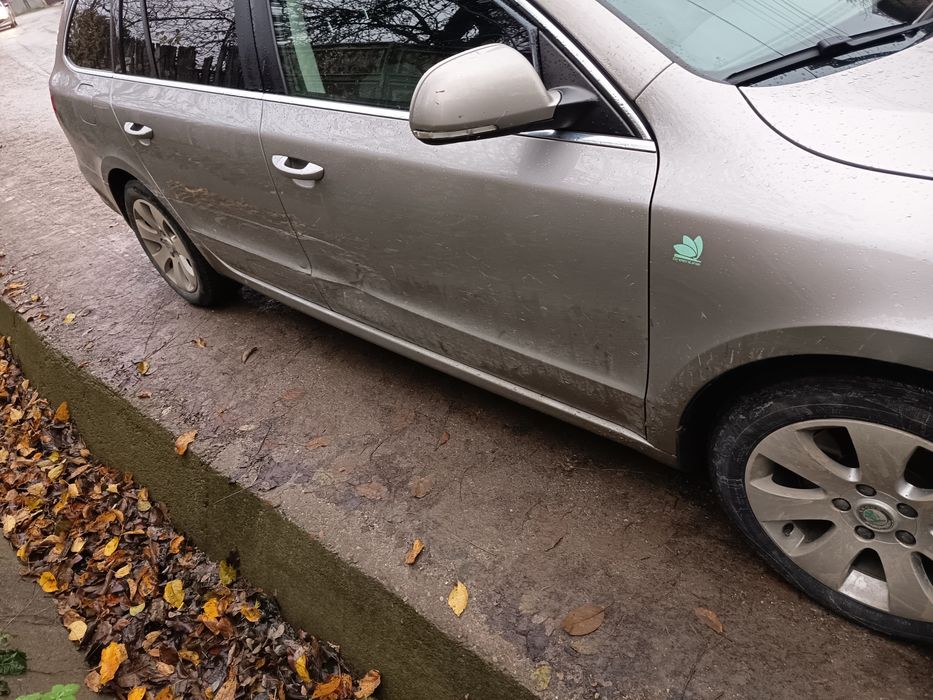 Vând Skoda superb avariata