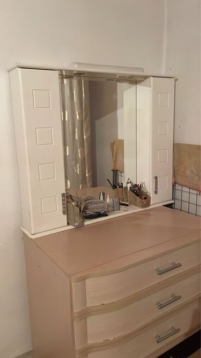 Продам зеркало с розеткой и подсветками, сбоку отделы для хранения