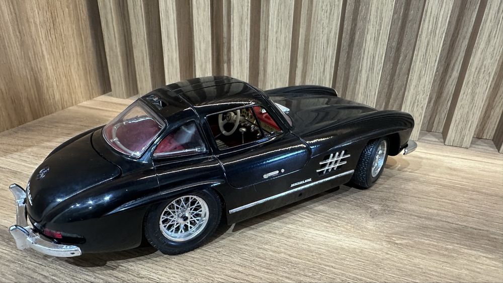 Колекционерски 1:18 Mercedes 300SL и Jaguar
