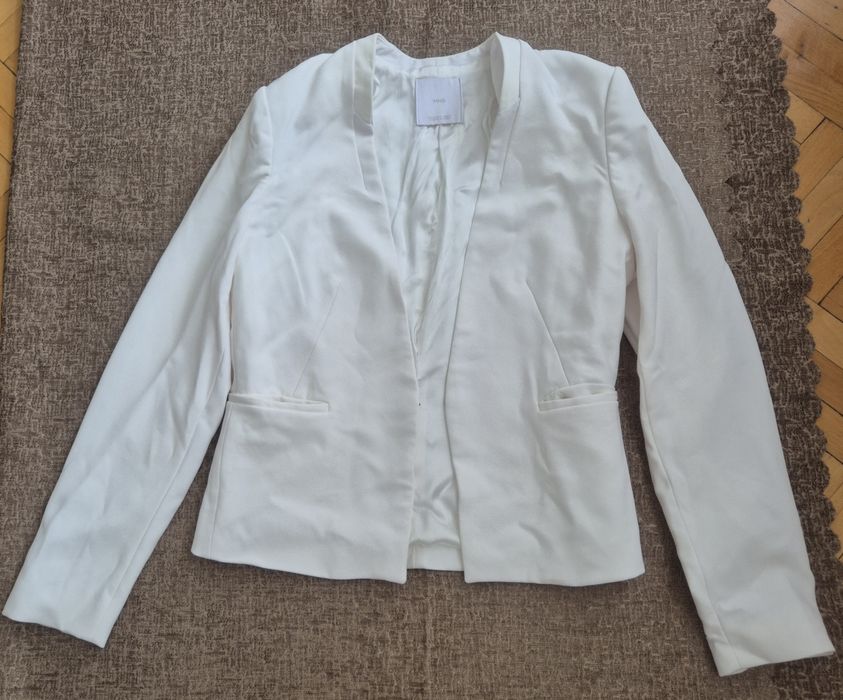 Дамско бяло сако