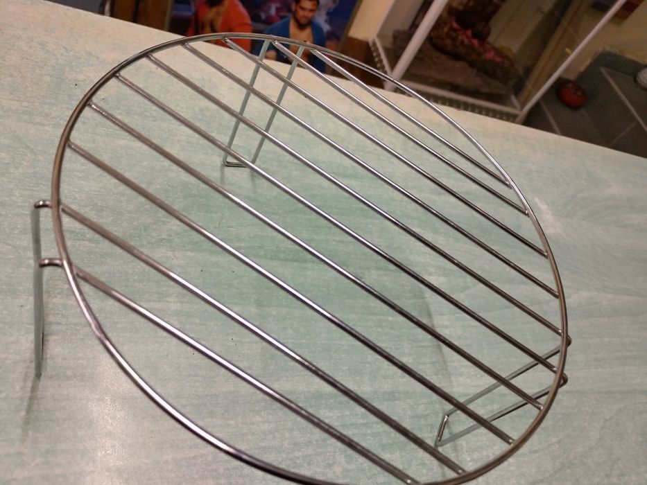 Кръгла метална скара на крачета