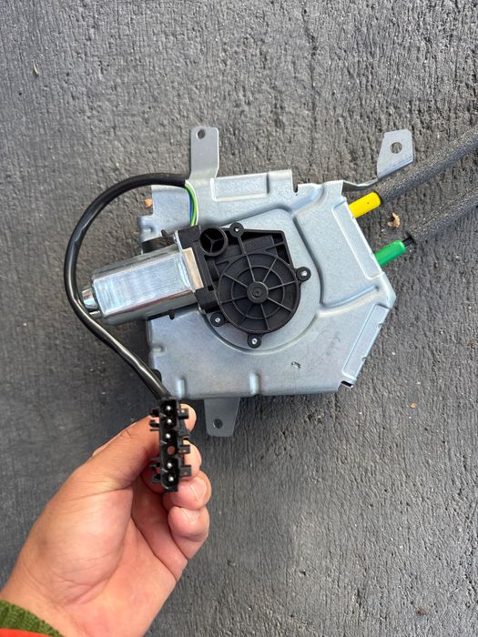 Стъкло повдигащ механизъм за BMW F10