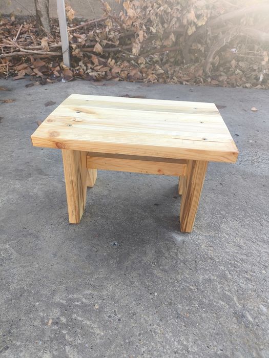 Табуретка из чистого дерева