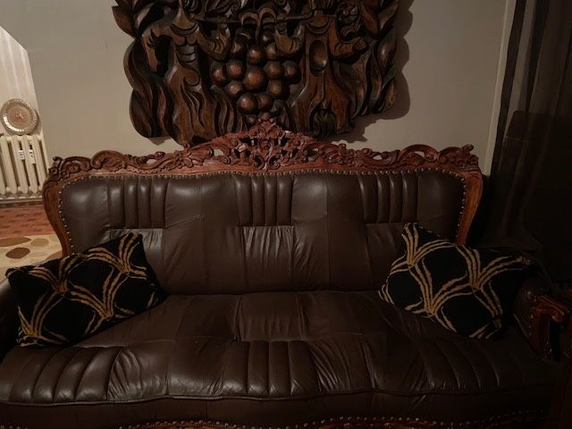 Кожен диван