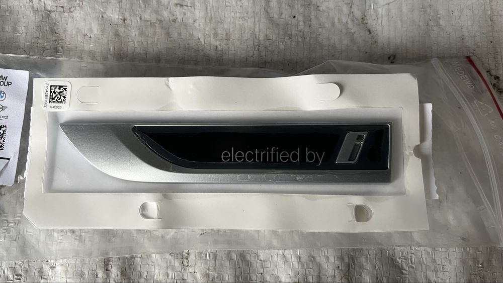 Метална табелка BMW “electrified by i”