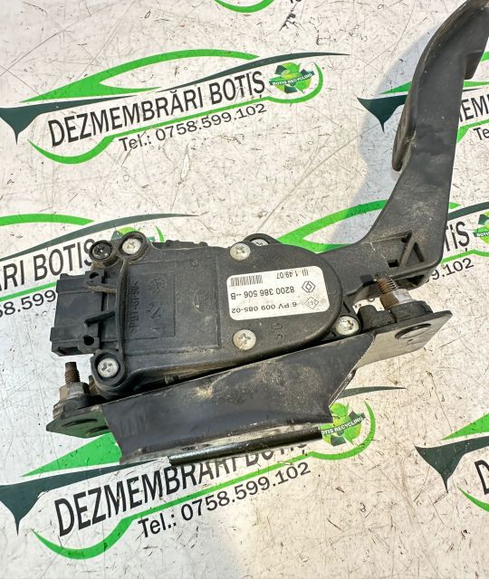 Pedala acceleratie 8200 386 506 Dacia Logan prima generatie (facelift
