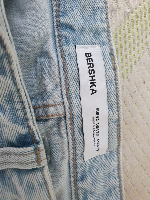 Blugi bershka 42