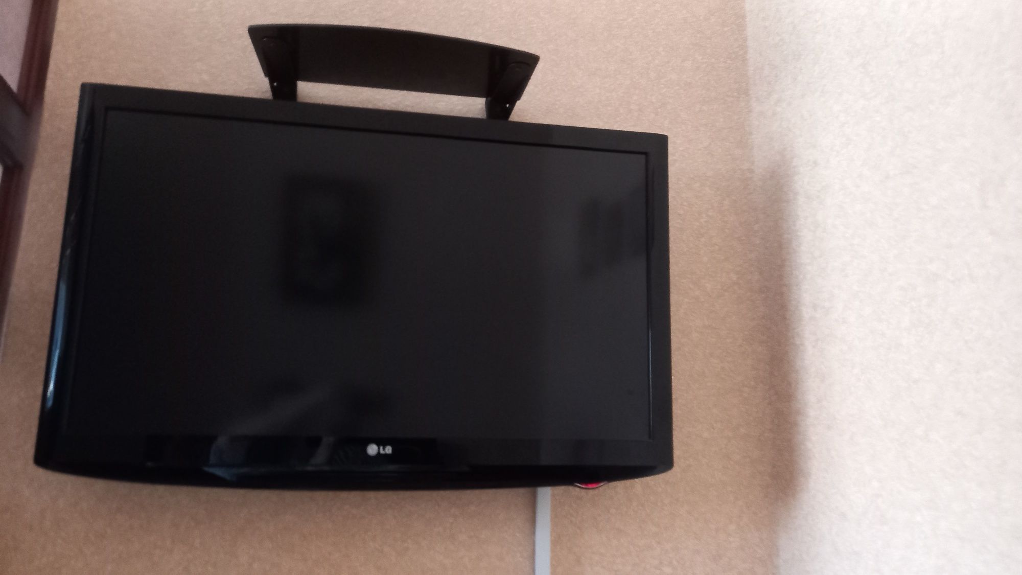 Продается телевизор LG в отличном состоянии! Диогональ 105см.
