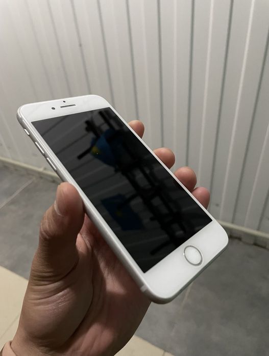 Продам айфон 8!!
