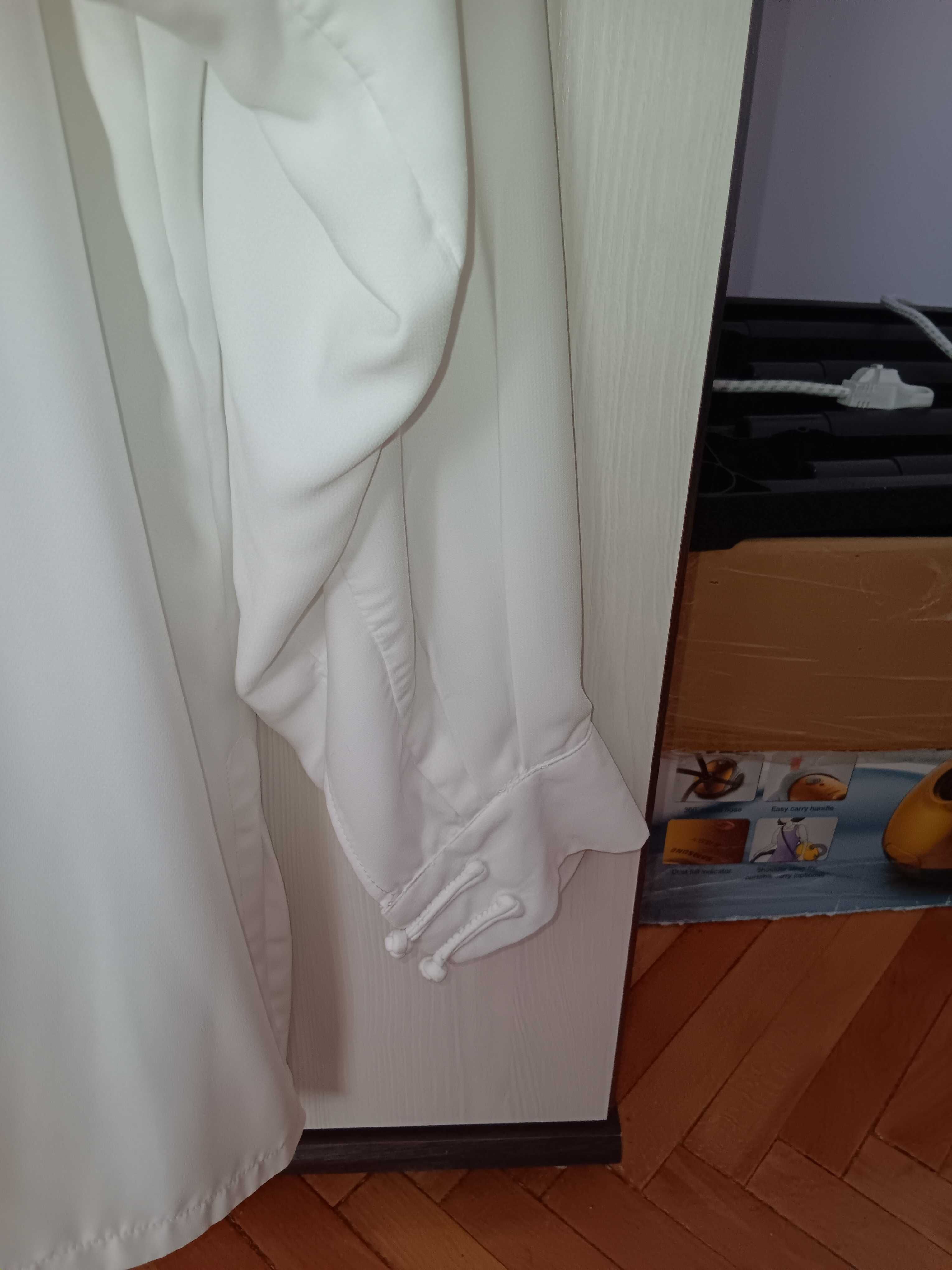 Vând costum taichi / qigong . Preț 50 lei .