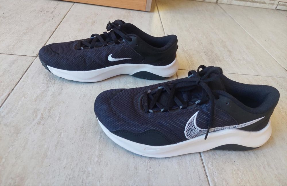 Маратонки Nike.