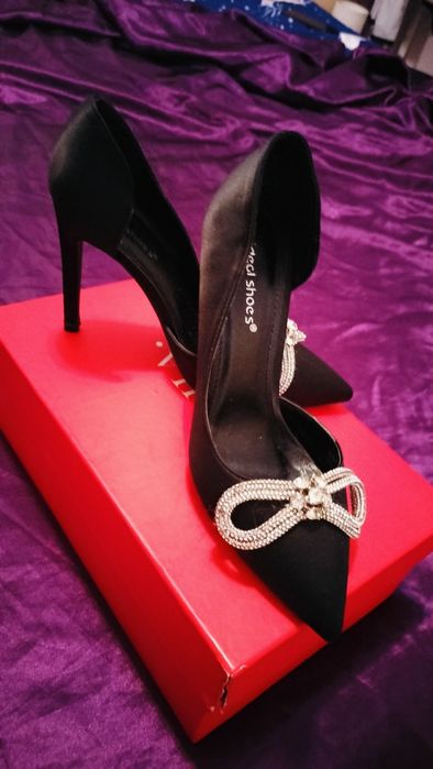 Pantofi satin eleganți cu fundiță din pietre