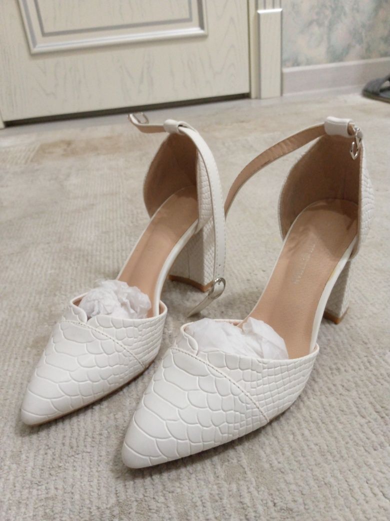 Туфли белого цвета