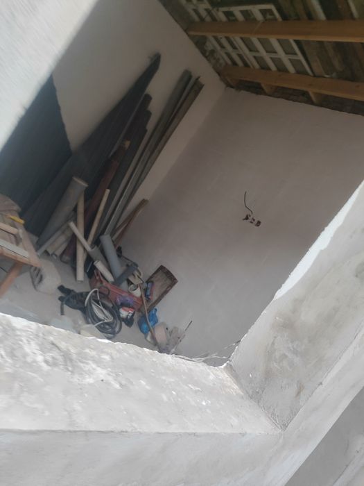 Uy sotiladi Kerpichnida karobka holatda hovli sotiladi:
Narxi: 35000$