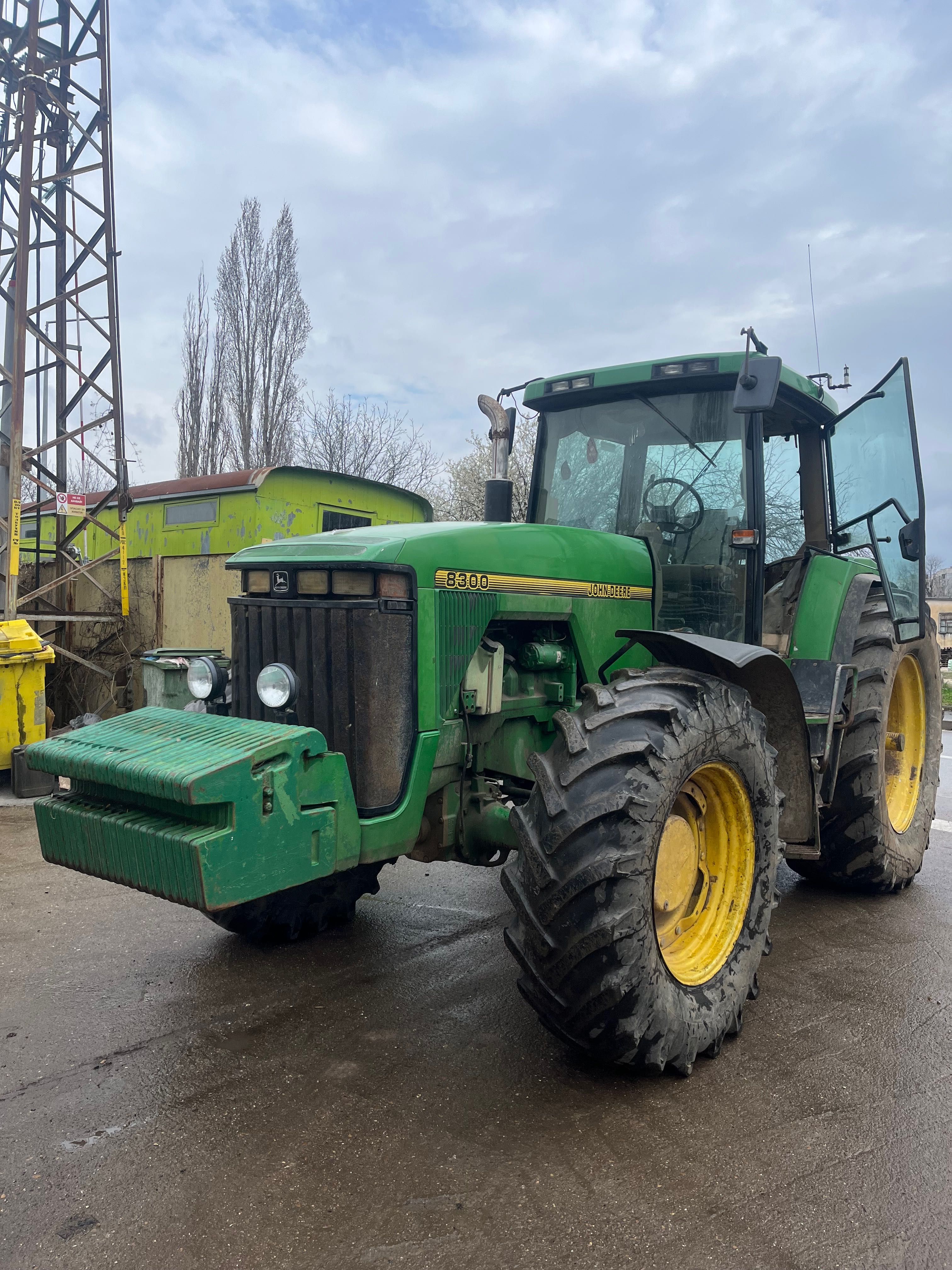 Трактор John Deere 8300