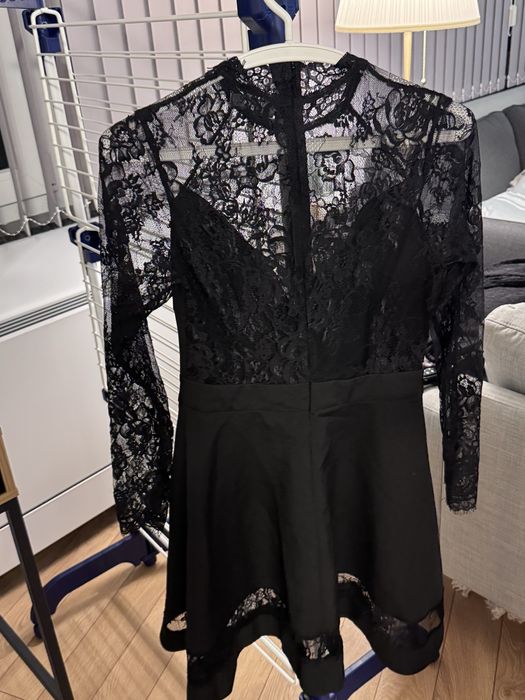 Черна дантелена рокля до коляното