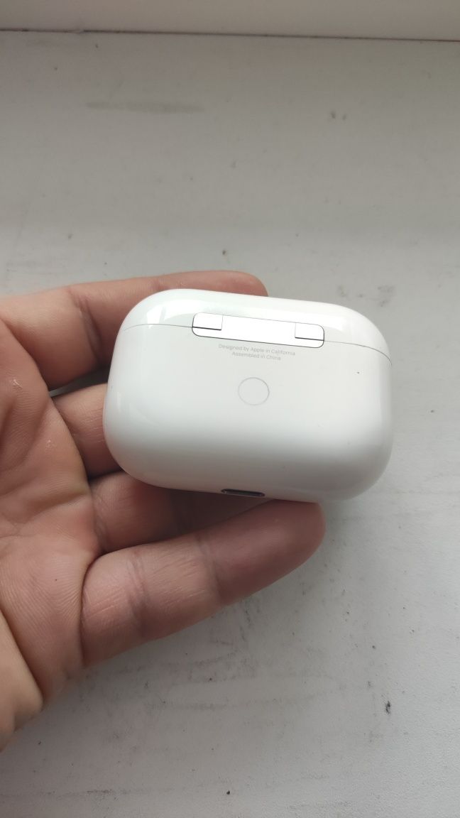 Продам оригинал кейс от airpods pro