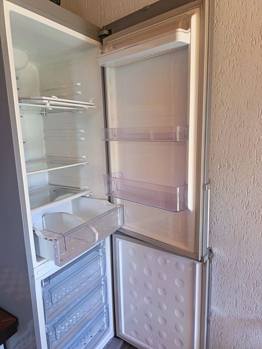 Vând frigider cu congelator Samsung