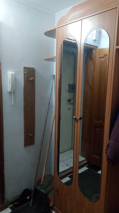 Продам шкаф-прихожку и шкаф книжный