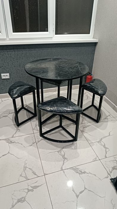 Обеденный стол на 4 человека