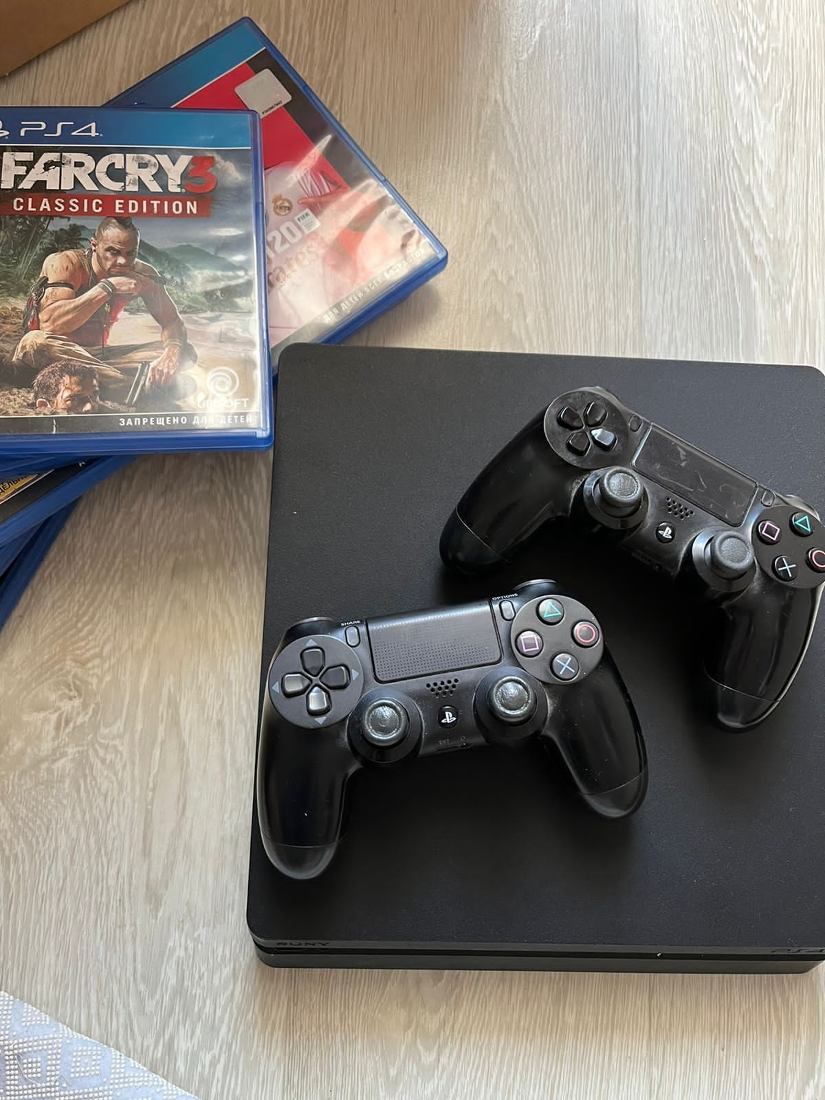 продам PlayStation 4 в хорошем состоянии