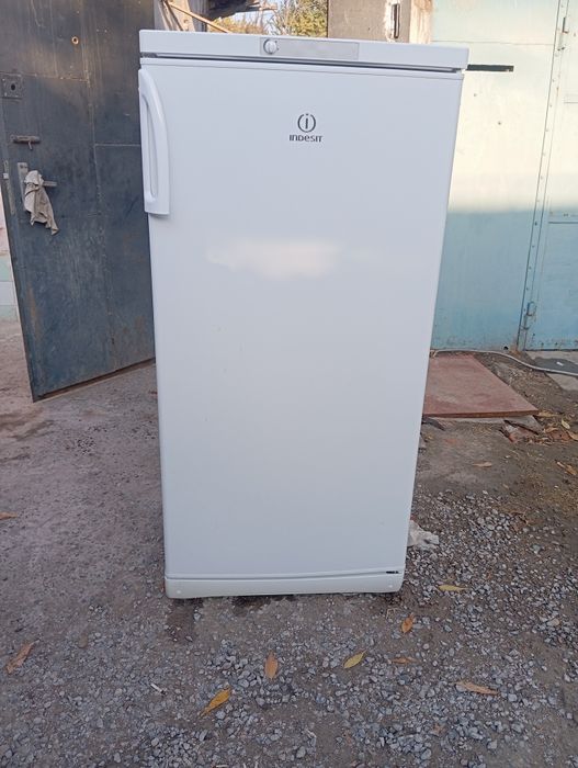 Срочно продаю холодильник indesit в идеальном состоянии всё заводской