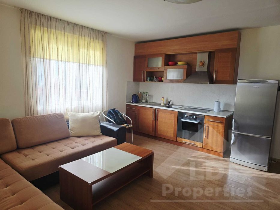 Тристаен апартамент в затворен жилищен комплекс, к.к."Чайка"