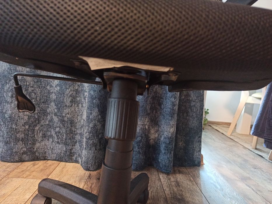 Въртящ се, на колелца офис стол