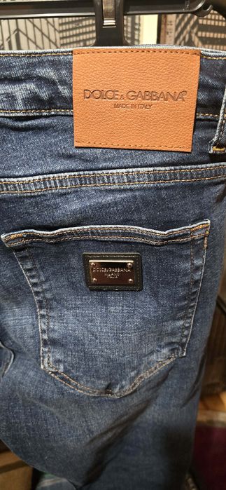 Vând blugi originali.
