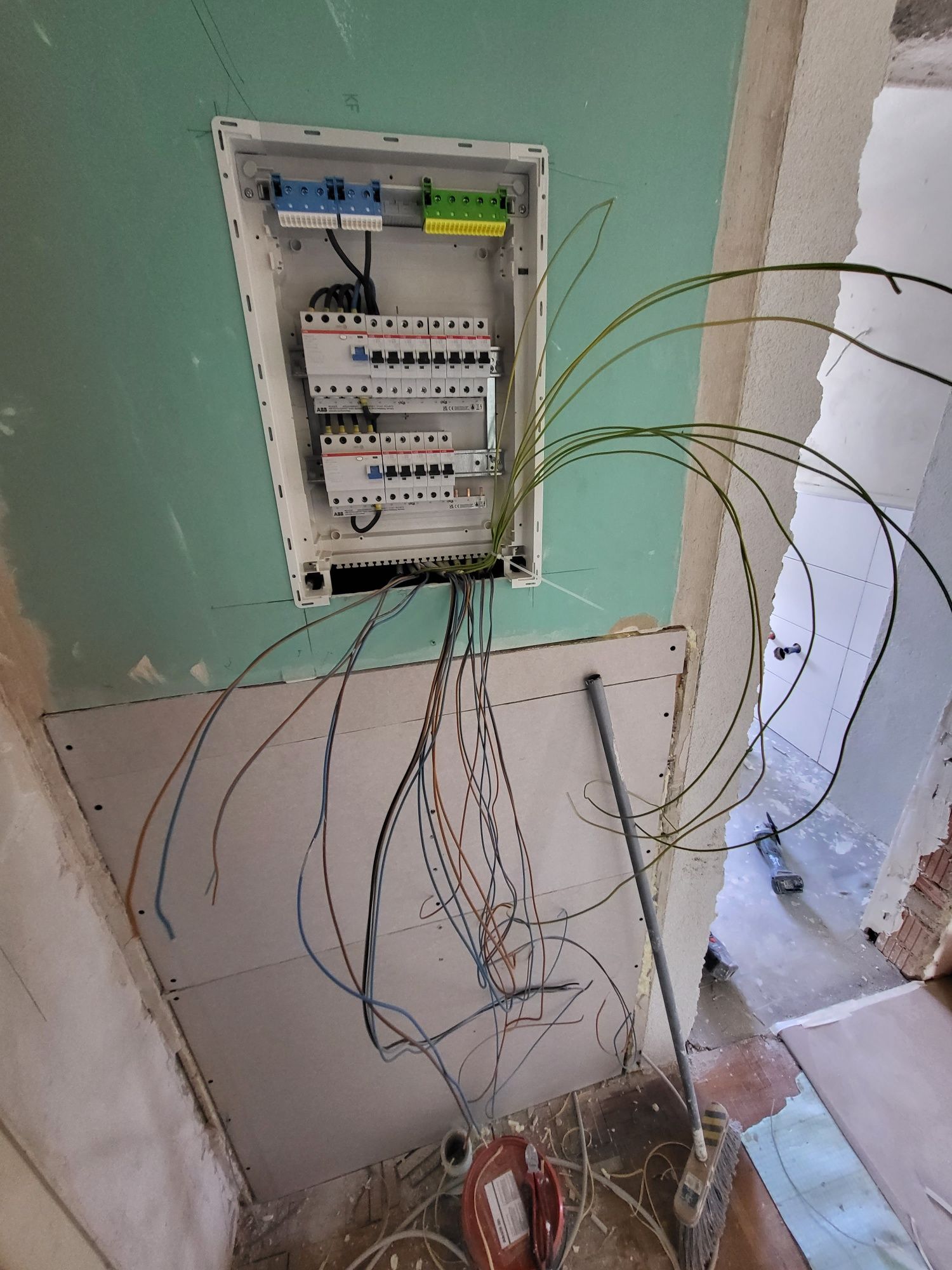 Electrician reparatii și întreținere + intervenție rapida