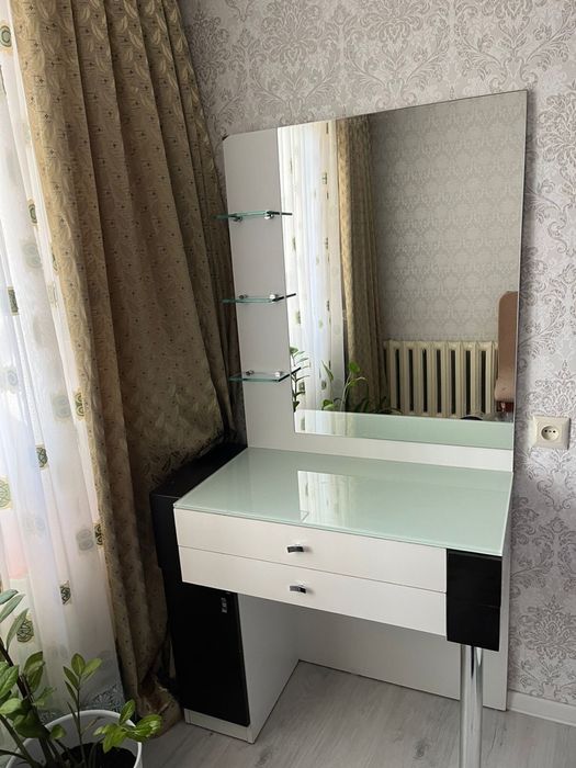 Продам Туалетный столик в хорошем состоянии