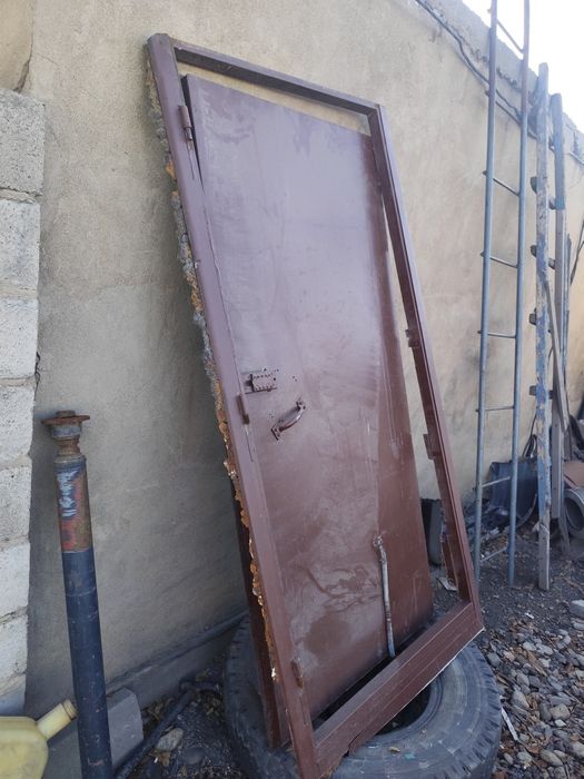 Входная дверь подъезда б/у