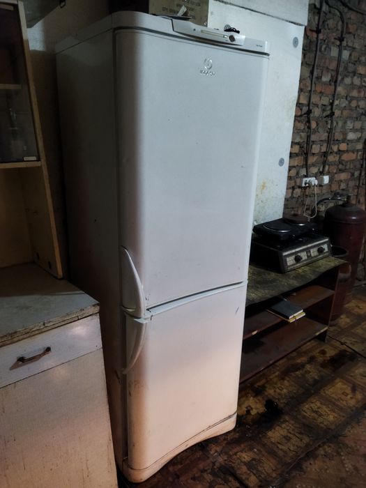 Холодильник indesit