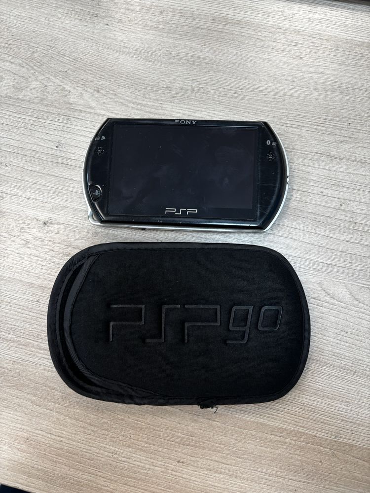 PSP GO в отличном состоянии + чехлы, редкая модель