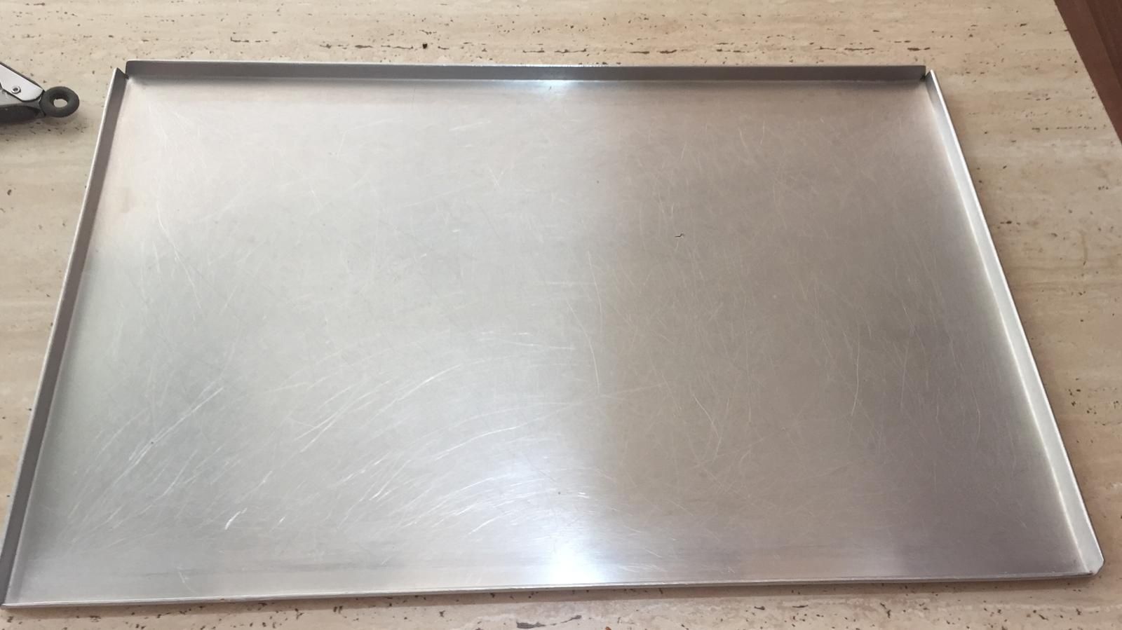 Tavă pâine toast din inox și tablă neagră .