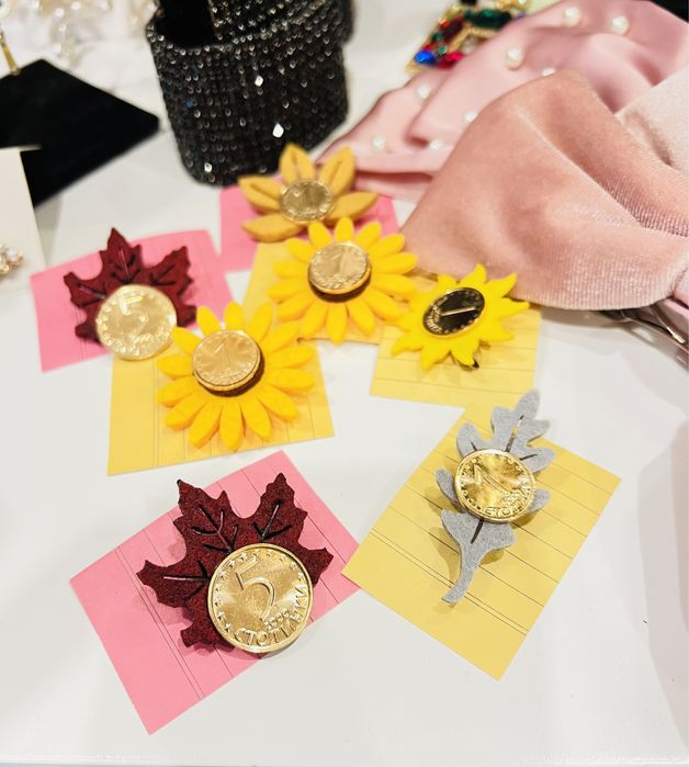 Брошки със стотинка за спомен на българският лев