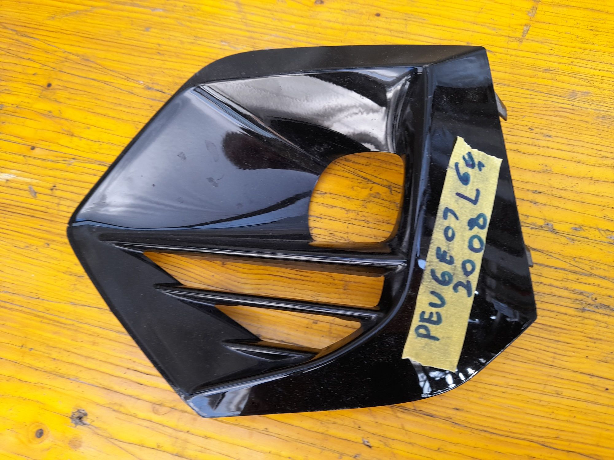 Решетка халоген пежо 2008 Peugeot 2008
