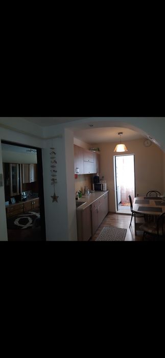 Inchiriez apartament 2 decomandat .