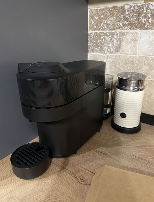 Espressor + Spumant de lapte Nespresso Vertuo Pop – stare impecabilă!