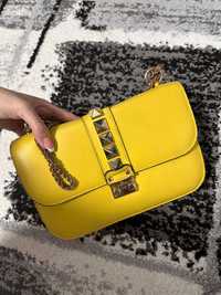 Жълта чанта Valentino