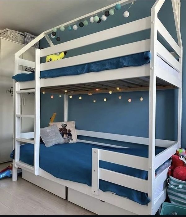 Кровать двух ярусная.