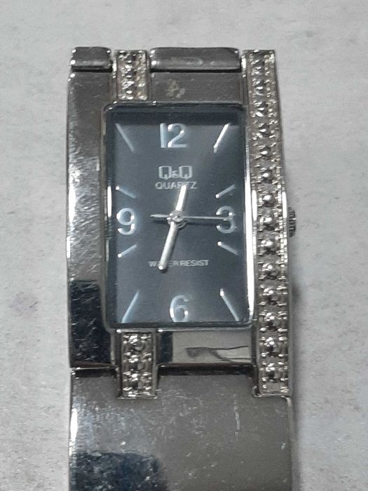 Часовник Q Q , кварцов