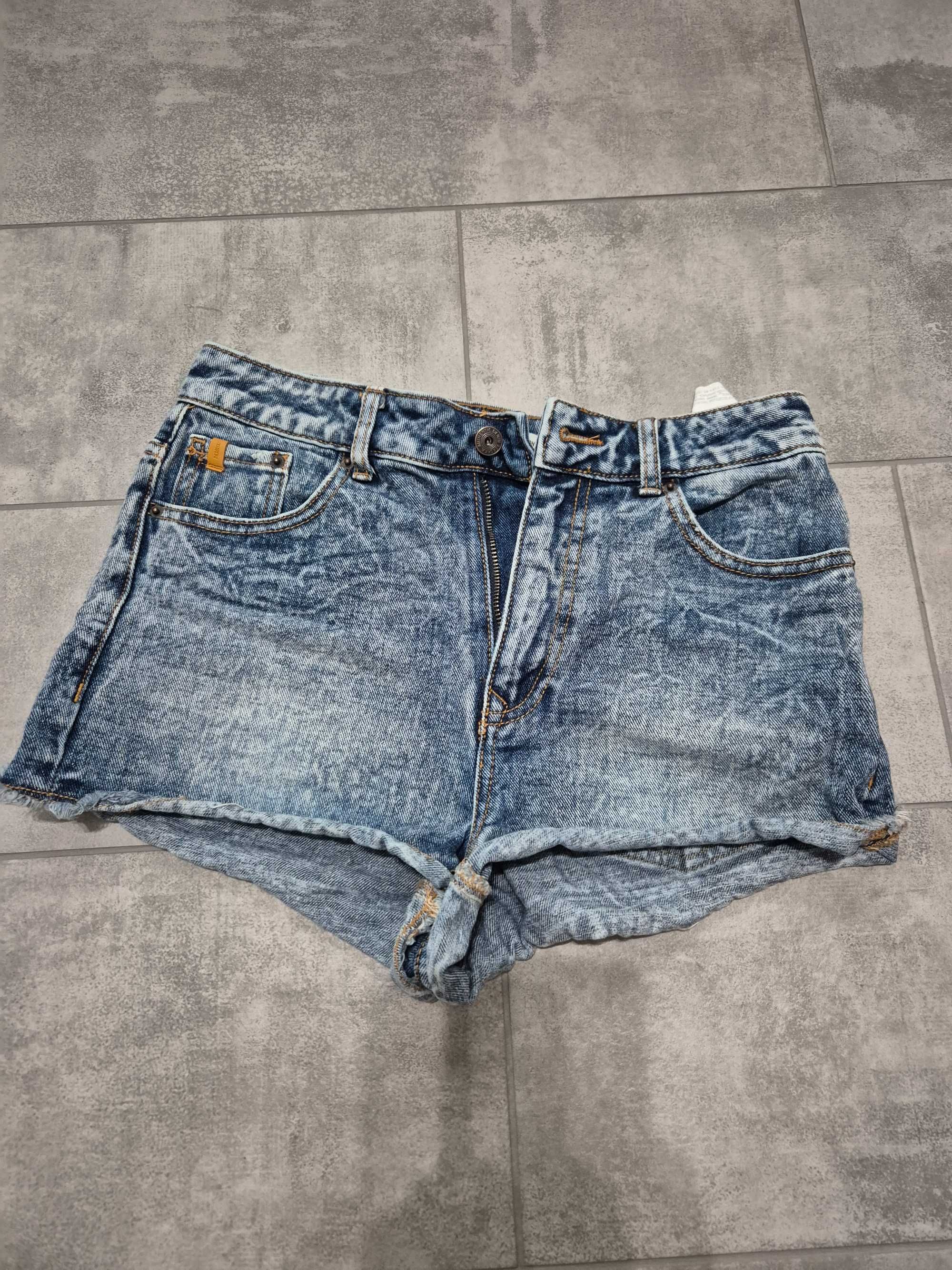 Vand pamtaloni scurti marimea 38 bershka