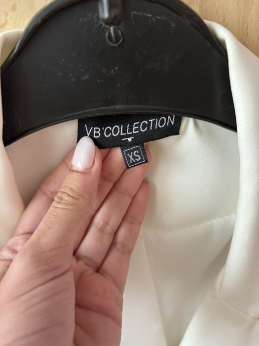 Дамски костюм в бяло с бродерия